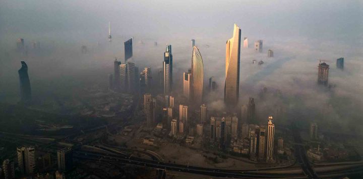 Esta fotografía aérea muestra rascacielos en medio de la niebla matutina en la ciudad de Kuwait. Foto de Yasser Al-Zayyat / AFP
