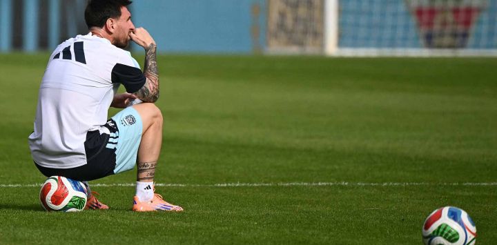 El delantero argentino #10 Lionel Messi asiste a una sesión de entrenamiento en el Estadio Martínez Valero en Elche, España. Foto de JOSE JORDAN / AFP