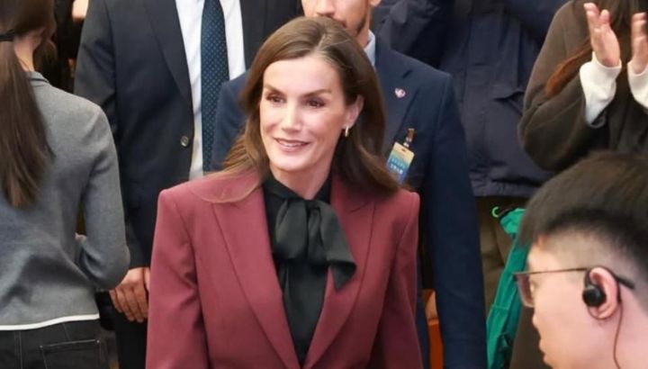 La reina Letizia conquista China: ovación de pie y una multitud detrás de ella