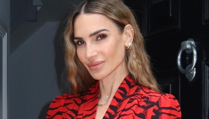 Adiós al pantalón cargo: María Vázquez marca tendencia con el jean que domina la primavera