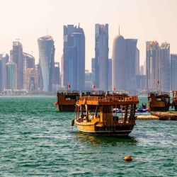 Skyline de la ciudad de Doha, con el contraste de las embarcaciones típicas en el mar. | Foto:Gentileza Years of Culture, Qatar