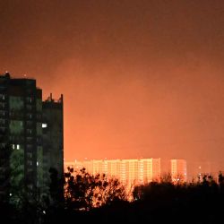 Esta foto muestra el resplandor de las explosiones sobre Kyiv durante los ataques con drones y misiles en Kyiv. Foto de Sergei SUPINSKY / AFP | Foto:AFP