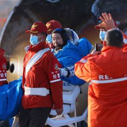 El comandante del Shenzhou-20, Chen Dong, llega al sitio de aterrizaje Dongfeng en el desierto de Gobi, Mongolia Interior China. Foto de AFP | Foto:AFP