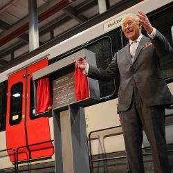 El rey Carlos III mientras descubre una placa para inaugurar oficialmente el Depósito del Metro de Gales del Sur en la localidad de Taff’s Well. Foto de Adrian DENNIS / AFP  | Foto:AFP