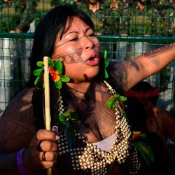 Munduruku Alessandra Koran, miembro del movimiento Ipereg Ayu durante una protesta en la entrada de la Conferencia del Cambio Climático COP30. Foto de Pablo PORCIUNCULA / AFP | Foto:AFP