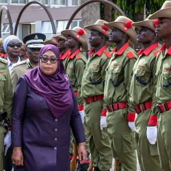 La Presidenta de Tanzania, Samia Suluhu Hassan, inspecciona una guardia de honor durante su llegada al Parlamento de Tanzania. Foto de AFP | Foto:AFP