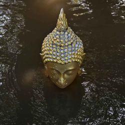 Aguas cubren una estatua de Buda en el templo budista Wat Taku en el distrito de Bang Ban, en la provincia central tailandesa de Ayutthaya. Foto de Lillian SUWANRUMPHA / AFP | Foto:AFP