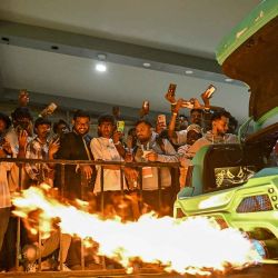 Los visitantes revisan el escape de un Honda City modificado durante el 4.º Autoshow Internacional 2025 en los terrenos del Palacio en Bengaluru. Foto de Idrees MOHAMMED / AFP | Foto:AFP