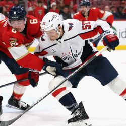 Donovan Sebrango #6 de los Florida Panthers golpea a Ethen Frank #53 de los Washington Capitals en el Amerant Bank Arena. Foto de BRUCE BENNETT / AFP | Foto:AFP
