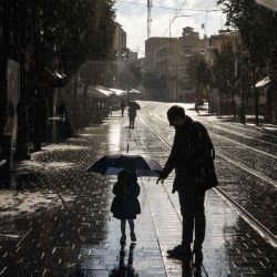 Una joven camina por una calle con un paraguas mientras caen las primeras lluvias de invierno en Jerusalén. Foto de John Wessels / AFP | Foto:AFP