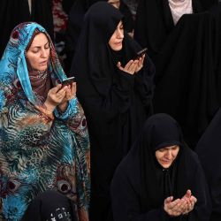 Mujeres iraníes realizan una oración por la lluvia en el Santuario de Saleh en Teherán, mientras el país sufre graves escaseces de agua. Foto de AFP | Foto:AFP