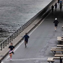 Corredores corren a lo largo de las orillas del río Sena en París. Foto de JOEL SAGET / AFP | Foto:AFP