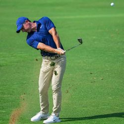 RorMcIlroy de Irlanda del Norte realiza un tiro desde el fairway en el hoyo cinco durante el segundo día del DP World Tour Championship. Foto por Giuseppe CACACE / AFP | Foto:AFP