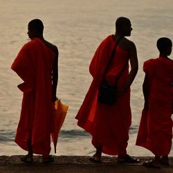Un grupo de monjes visita el paseo Galle Face en Colombo. Foto de Ishara S. KODIKARA / AFP | Foto:AFP