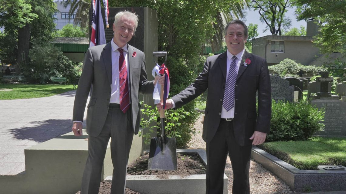 UK Ambassador to Argentina David Cairns and John Hunter plant the elm.