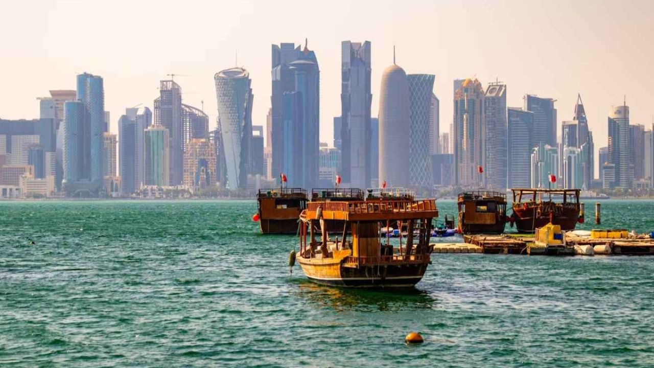 Skyline de la ciudad de Doha, con el contraste de las embarcaciones típicas en el mar. | Foto:Gentileza Years of Culture, Qatar