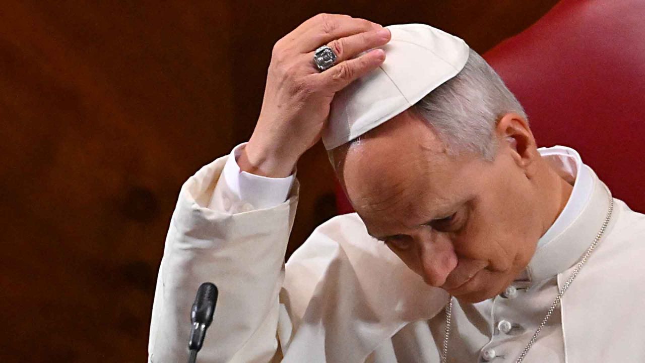 El Papa León XIV ajusta su solideo durante la apertura del Dies Academicus, la inauguración oficial del Año Académico 2025-2026 en el Aula Magna de la Universidad Pontificia. Foto de Andreas SOLARO / AFP | Foto:AFP