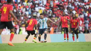 Lionel Messi con la Selección Argentina en Angola