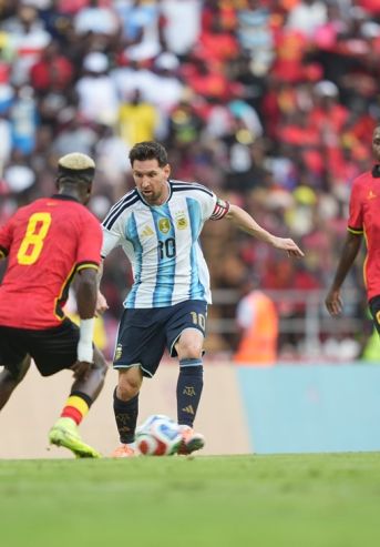 Lionel Messi con la Selección Argentina en Angola
