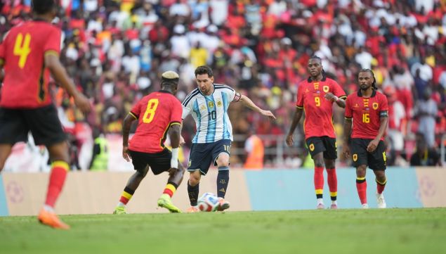 Lionel Messi con la Selección Argentina en Angola