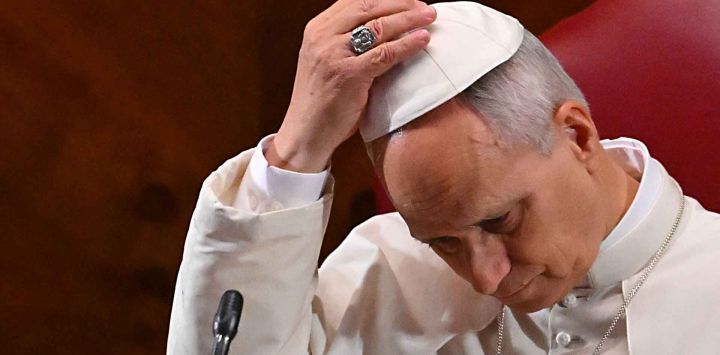 El Papa León XIV ajusta su solideo durante la apertura del Dies Academicus, la inauguración oficial del Año Académico 2025-2026 en el Aula Magna de la Universidad Pontificia. Foto de Andreas SOLARO / AFP