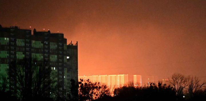 Esta foto muestra el resplandor de las explosiones sobre Kyiv durante los ataques con drones y misiles en Kyiv. Foto de Sergei SUPINSKY / AFP