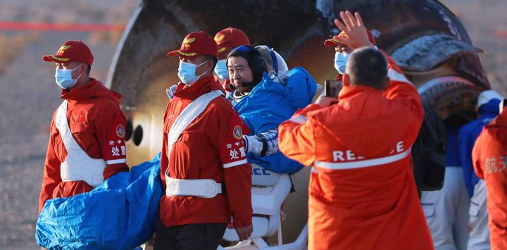 El comandante del Shenzhou-20, Chen Dong, llega al sitio de aterrizaje Dongfeng en el desierto de Gobi, Mongolia Interior China. Foto de AFP