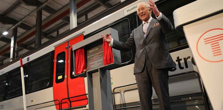 El rey Carlos III mientras descubre una placa para inaugurar oficialmente el Depósito del Metro de Gales del Sur en la localidad de Taff’s Well. Foto de Adrian DENNIS / AFP 