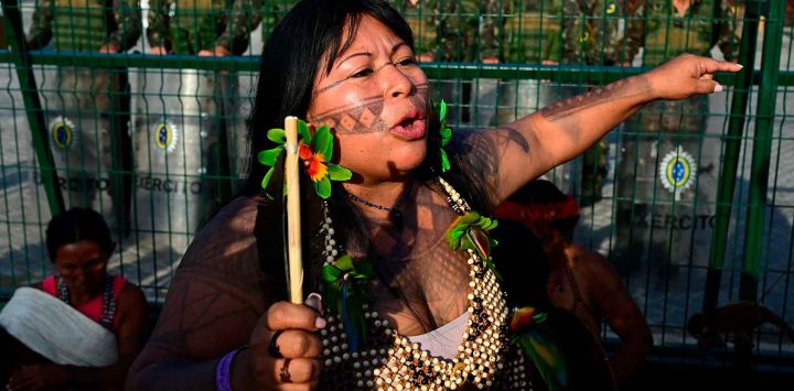 Munduruku Alessandra Koran, miembro del movimiento Ipereg Ayu durante una protesta en la entrada de la Conferencia del Cambio Climático COP30. Foto de Pablo PORCIUNCULA / AFP