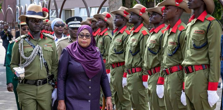 La Presidenta de Tanzania, Samia Suluhu Hassan, inspecciona una guardia de honor durante su llegada al Parlamento de Tanzania. Foto de AFP
