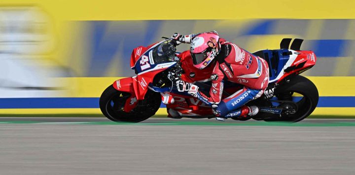 El piloto español de MotoGP del equipo Honda HRC Castrol, Aleix Espargaró antes del Gran Premio de Valencia de MotoGP. Foto de JAVIER SORIANO / AFP