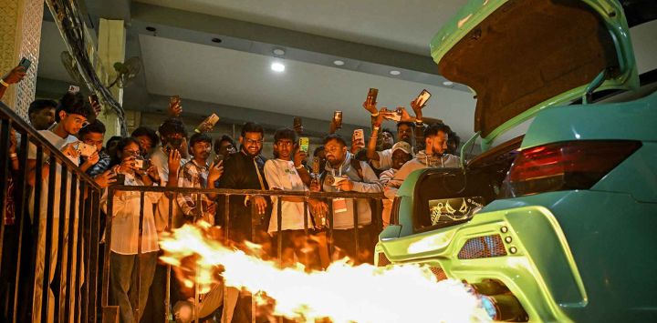 Los visitantes revisan el escape de un Honda City modificado durante el 4.º Autoshow Internacional 2025 en los terrenos del Palacio en Bengaluru. Foto de Idrees MOHAMMED / AFP