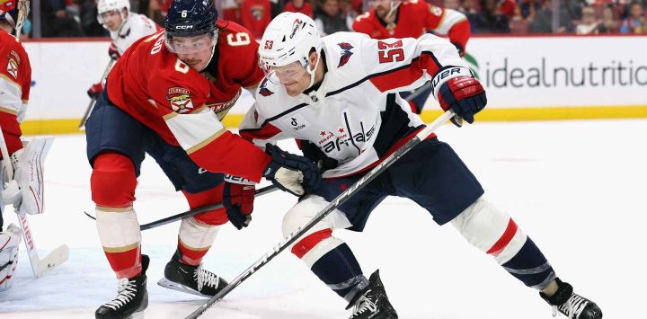 Donovan Sebrango #6 de los Florida Panthers golpea a Ethen Frank #53 de los Washington Capitals en el Amerant Bank Arena. Foto de BRUCE BENNETT / AFP