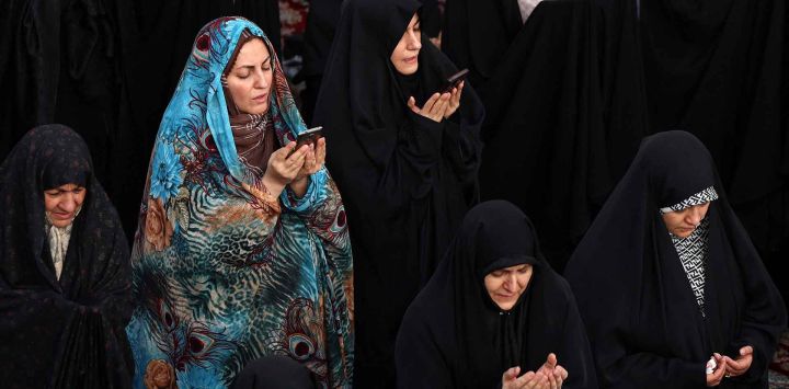 Mujeres iraníes realizan una oración por la lluvia en el Santuario de Saleh en Teherán, mientras el país sufre graves escaseces de agua. Foto de AFP