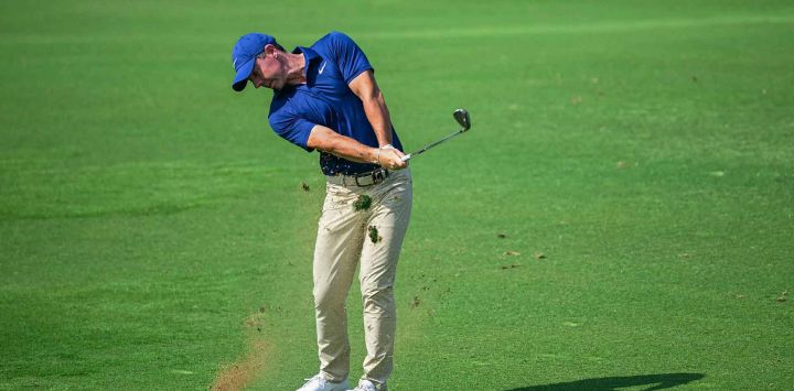 RorMcIlroy de Irlanda del Norte realiza un tiro desde el fairway en el hoyo cinco durante el segundo día del DP World Tour Championship. Foto por Giuseppe CACACE / AFP