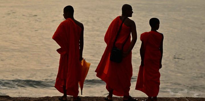 Un grupo de monjes visita el paseo Galle Face en Colombo. Foto de Ishara S. KODIKARA / AFP