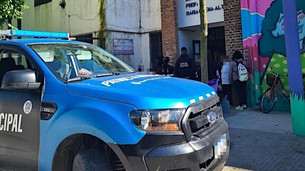 Una directora terminó internada tras ser agredida por padres y alumnos - Image 1