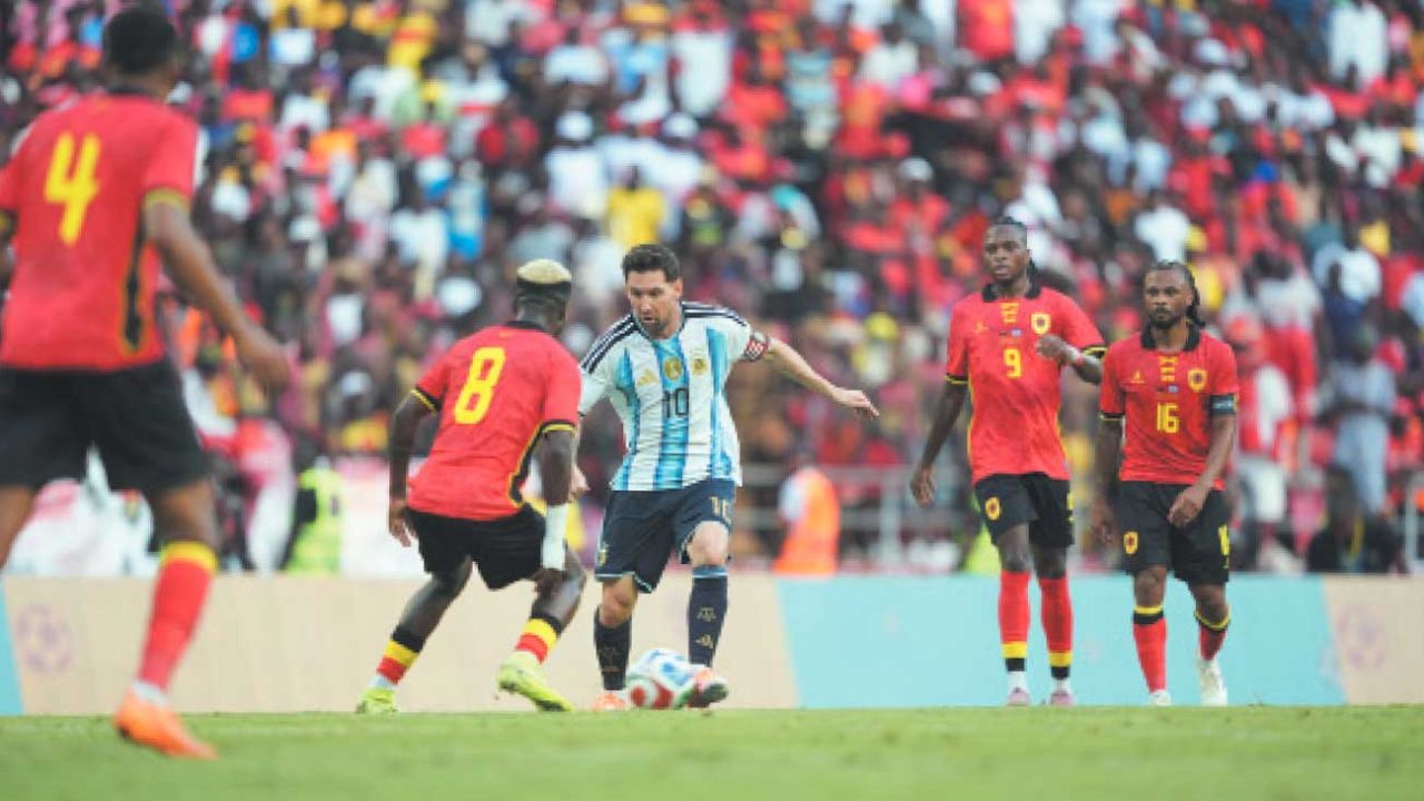 Messi y Lautaro celebran un gol con la camiseta de la Selección
