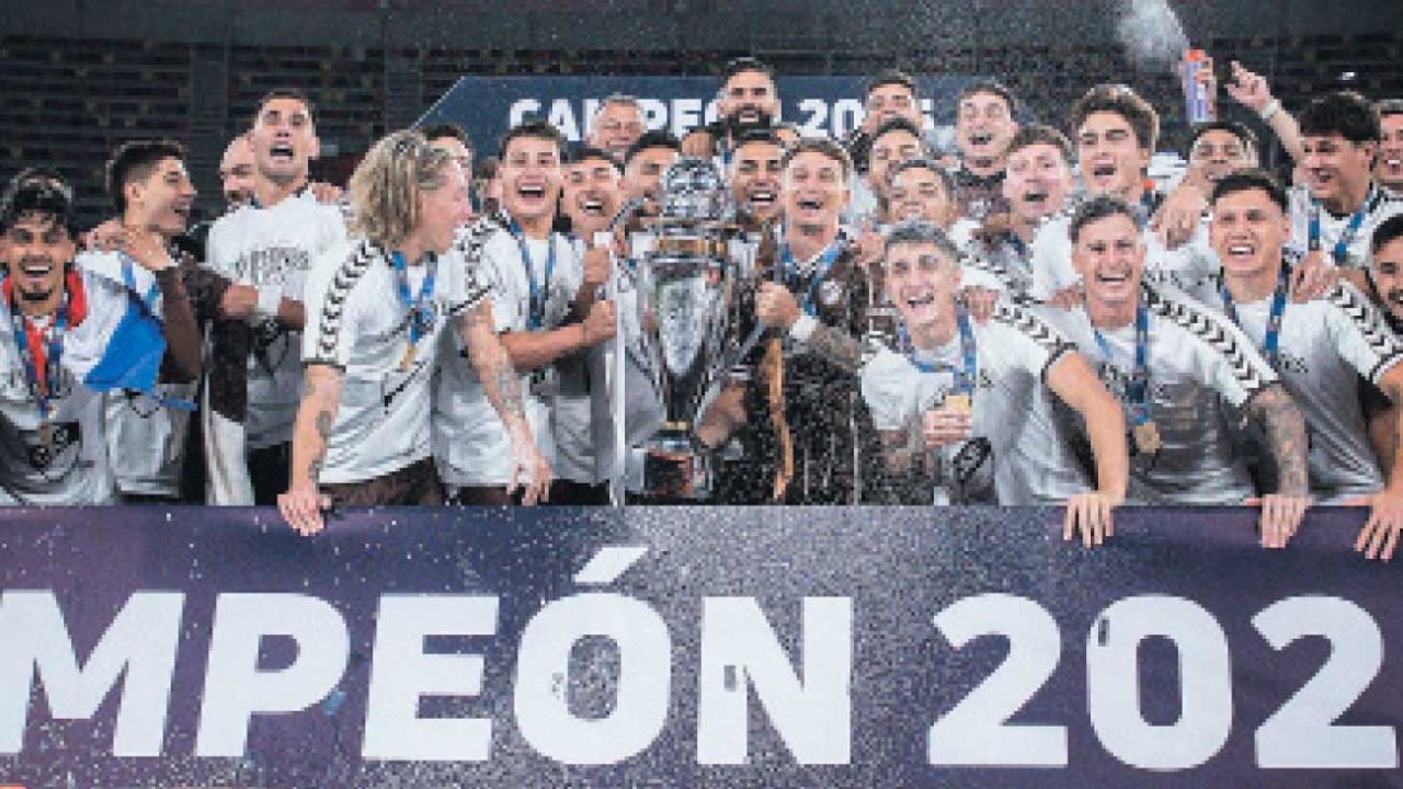 Jugadores de Platense celebran en el campo de juego