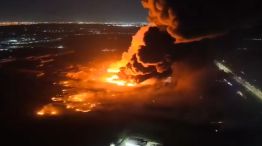 El impactante incendio de la fábrica en Ezeiza, desde el aire.