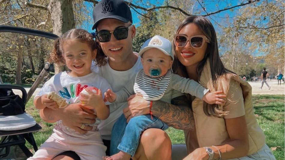 Lautaro Martínez y Agustina Gandolfo junto a sus hijos Nina y Theo