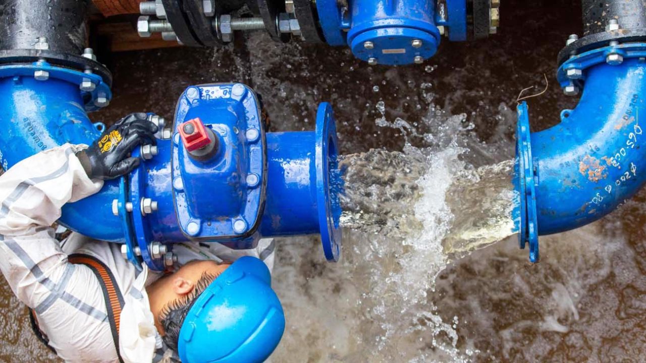 Redes de agua y caños en obra