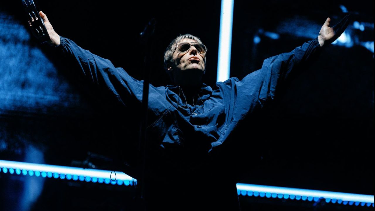 Oasis sobre el escenario en River Plate durante su regreso a Argentina