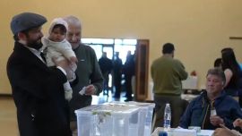 Boric votó en Punta Arenas con su hijita Violeta: "Chile es una familia, más allá de todas las diferencias"