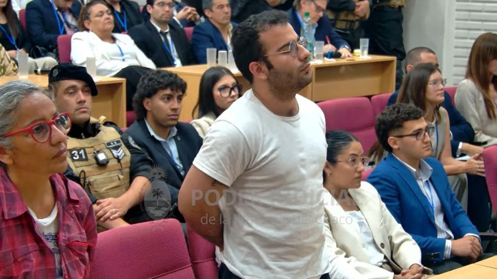 Marcela Acuña y César Sena escuchando el veredicto del jurado popular