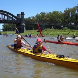 Travesía de kayakistas.