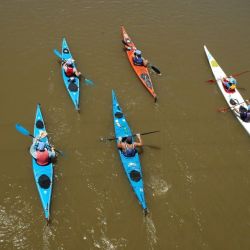 Travesía de kayakistas.