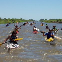 Travesía de kayakistas.