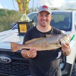 El golpe de escena llegó en el final. A menos de una hora del cierre, emergió la pieza que nadie pudo destronar: una corvina de 2,732 kilos capturada por Facundo López de Ipiña, pescador de Tres Arroyos, referente zonal y actual campeón del Gran Prix del Sudeste. (Foto: Omar Calafate)