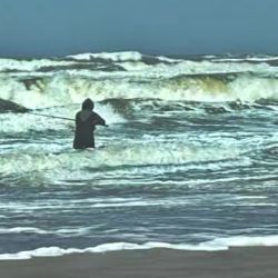 El golpe de escena llegó en el final. A menos de una hora del cierre, emergió la pieza que nadie pudo destronar: una corvina de 2,732 kilos capturada por Facundo López de Ipiña, pescador de Tres Arroyos, referente zonal y actual campeón del Gran Prix del Sudeste. (Foto: Omar Calafate)
